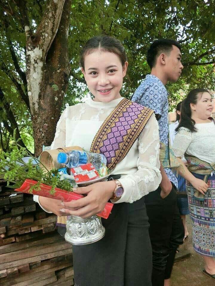 สาวชุดไทยนั่งแหวกหี1